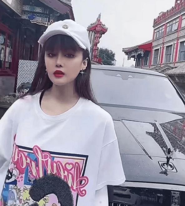 球赵珈萱根本不以为意,更是变本加厉的说自己的父亲在北京给她买了一