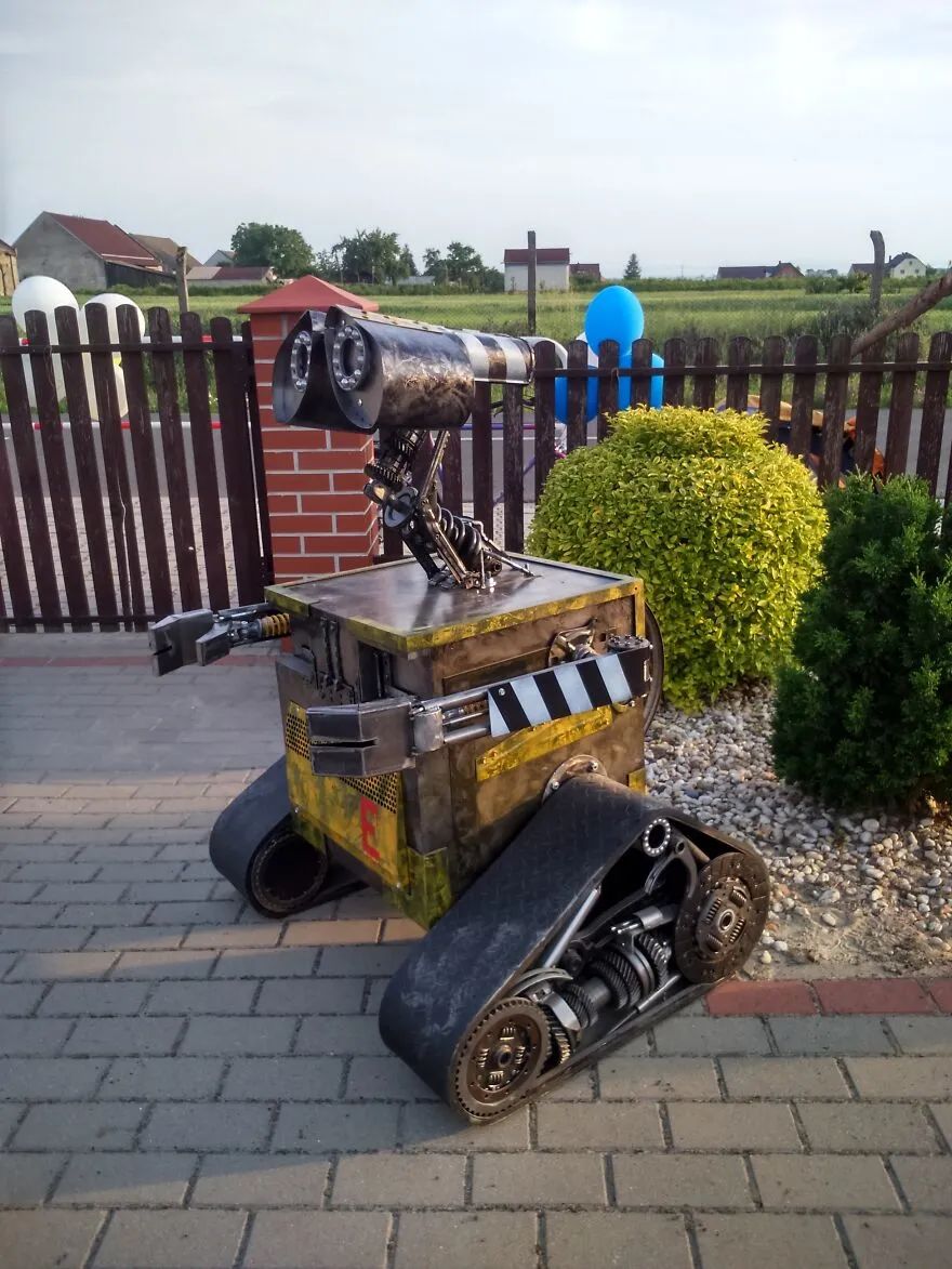 买不起模型他耗费700个小时用废铁打造的机器人酷炫极了