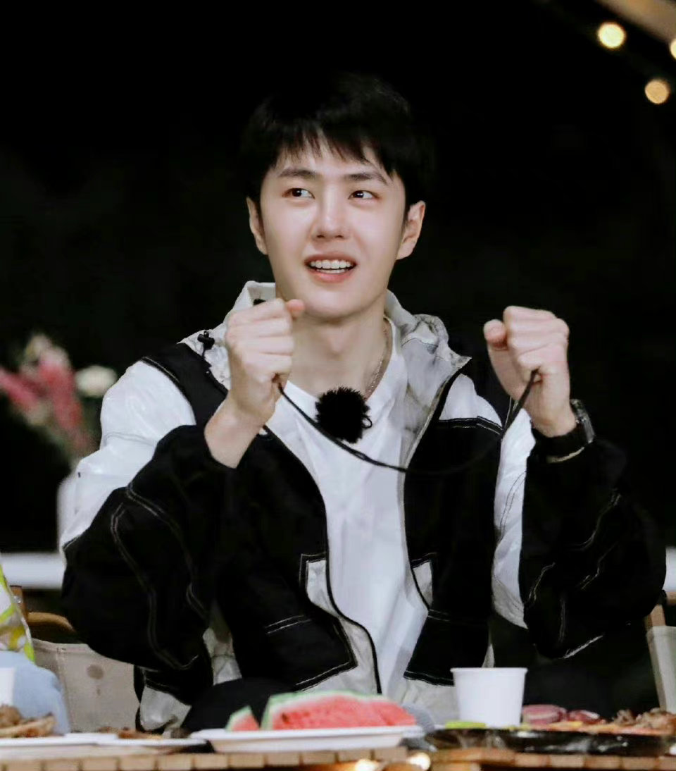 王一博这就是街舞露营饭拍来啦～ 吃东西的时候也太可爱了吧!