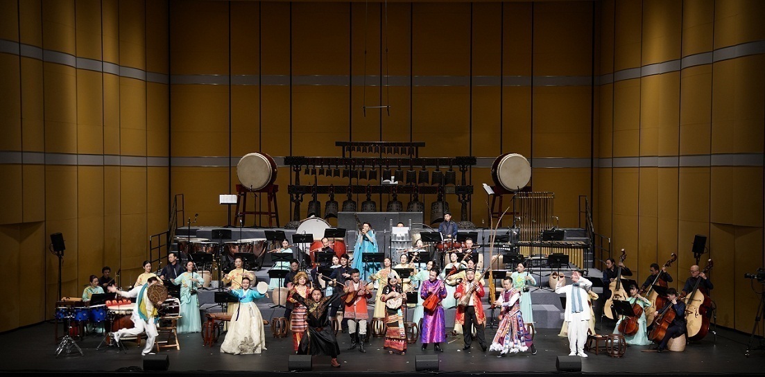 中,上海民族乐团特邀云南民族乐团副团长,彝族四弦琴演奏家杨瑜,延吉