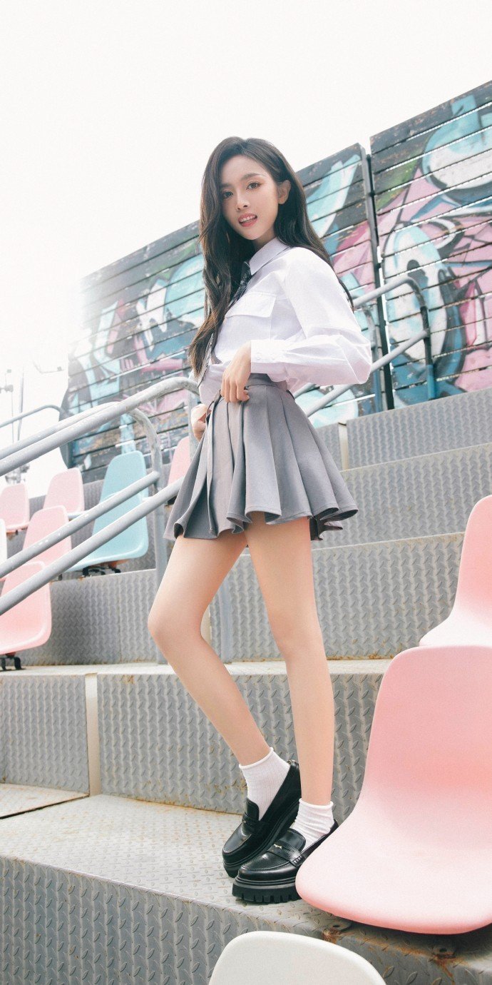 吴宣仪校园风写真壁纸:衬衣短裙秀美腿,青春无敌