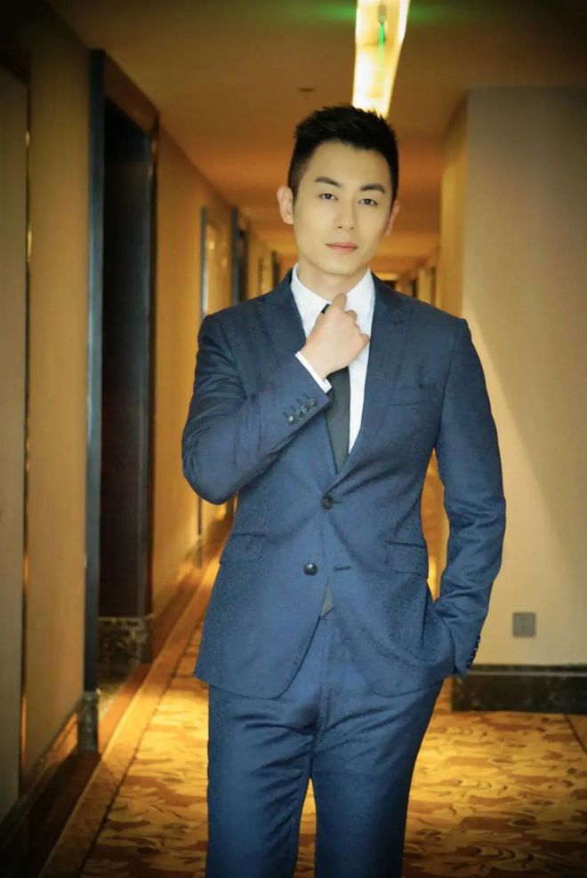 虽然"雅痞"这个名字在字面意义上有点名不副实,但朱亚文在娱乐圈表示