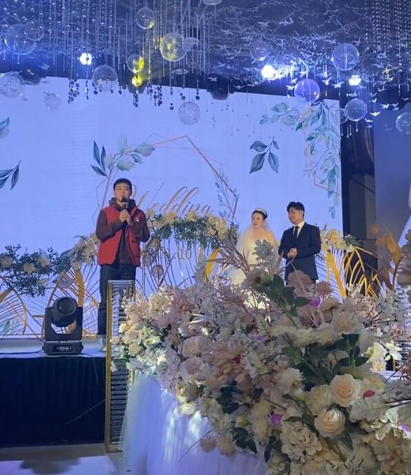 岳云鹏携妻子参加外甥婚礼跪地上认真听老人讲话孝顺又接地气
