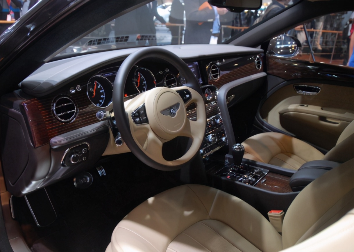 雅致728是宾利品牌中最贵的车型之一,它是由宾利旗下的汽车制造公司