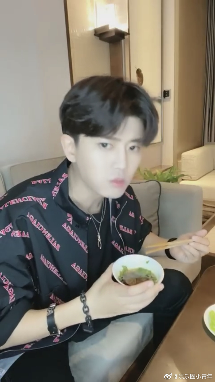 任嘉伦这个吃播吃的太香了,看饿了.感觉不能晚上看