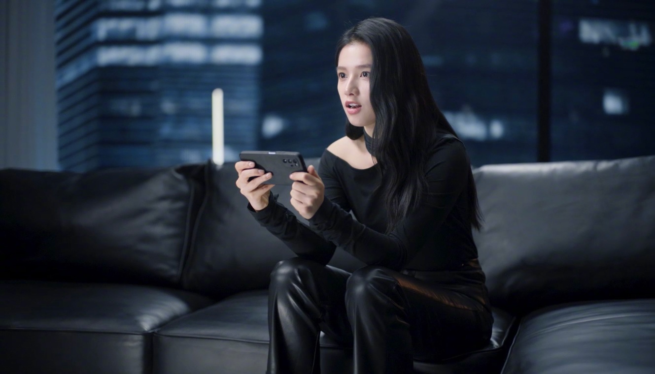 最新释出的夜间大片中张婧仪身穿皮裤高跟鞋