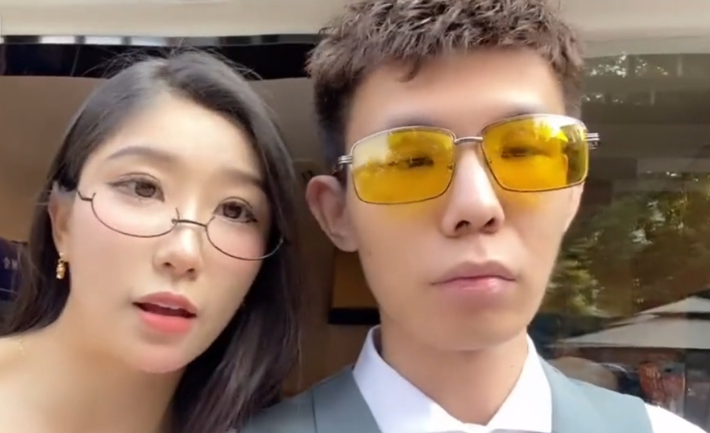 张嘉文亲吻埋埋,荧幕初吻没有了,害羞到耳根发红,好兄弟起飞休闲区蓝鸢梦想 - Www.slyday.coM 张嘉文亲吻埋埋,荧幕初吻没有了,害羞到耳根发红,好兄弟起飞休闲区蓝鸢梦想 - Www.slyday.coM