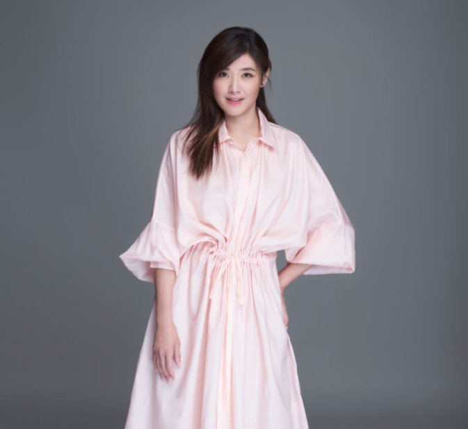 原来儿子以为她有化妆,疑惑地说因为很漂亮,苏慧伦笑称:噢～这么小的