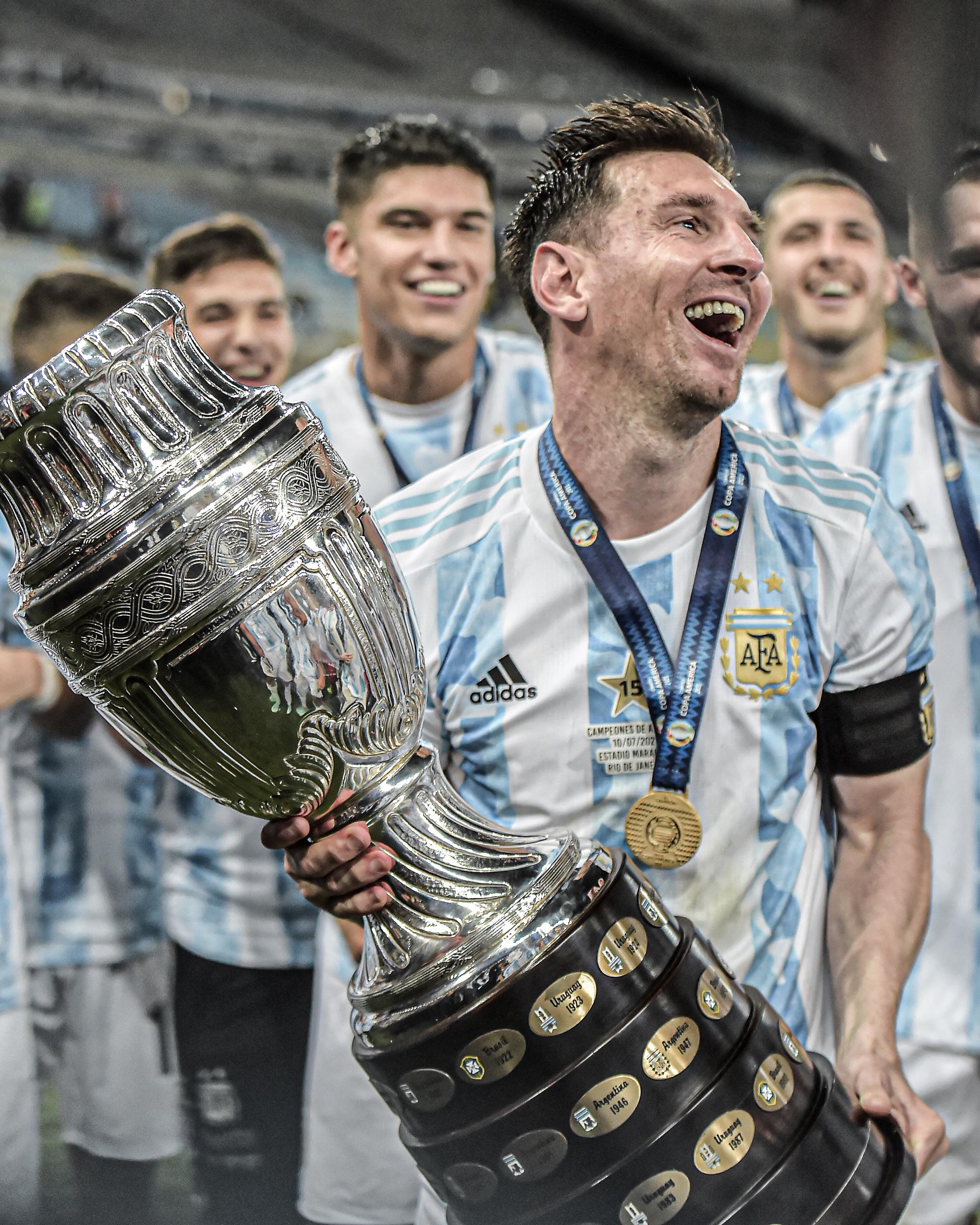 今天梅西捧起美洲杯的5年前c罗捧起了欧洲杯