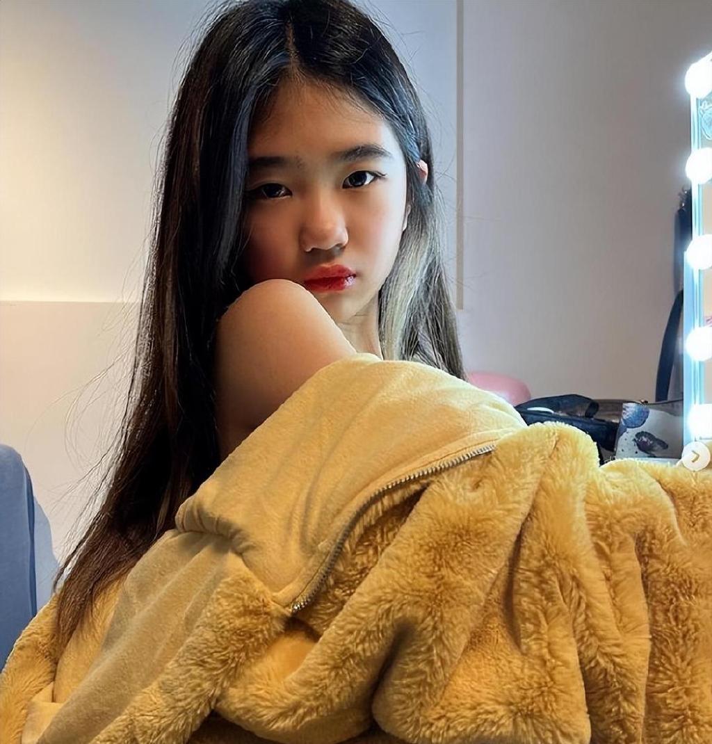 曹格老婆晒女儿庆生照,12岁Grace变化大,秀发披肩越来越漂亮休闲区蓝鸢梦想 - Www.slyday.coM 曹格老婆晒女儿庆生照,12岁Grace变化大,秀发披肩越来越漂亮休闲区蓝鸢梦想 - Www.slyday.coM