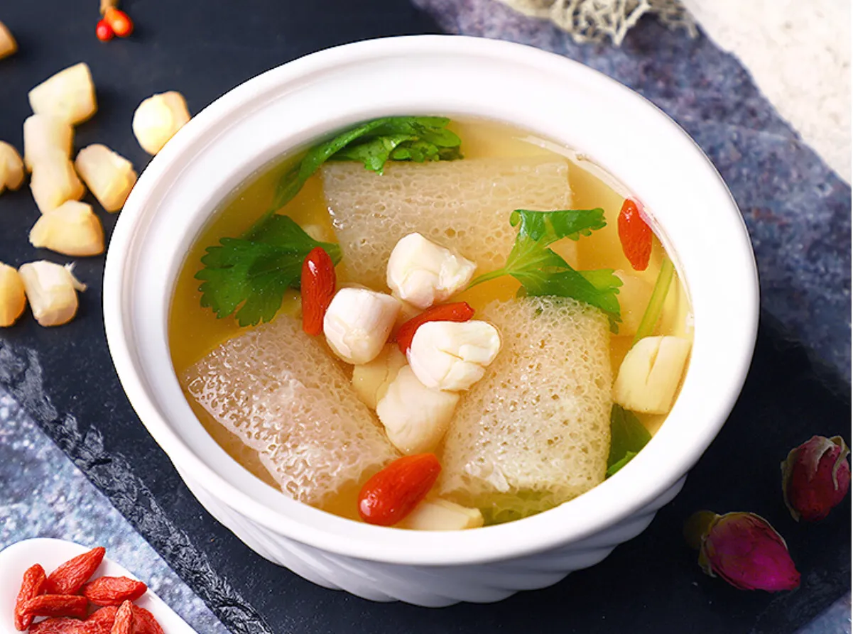 干贝竹荪汤粤菜中的著名汤品简单一炖便可成就极致鲜味