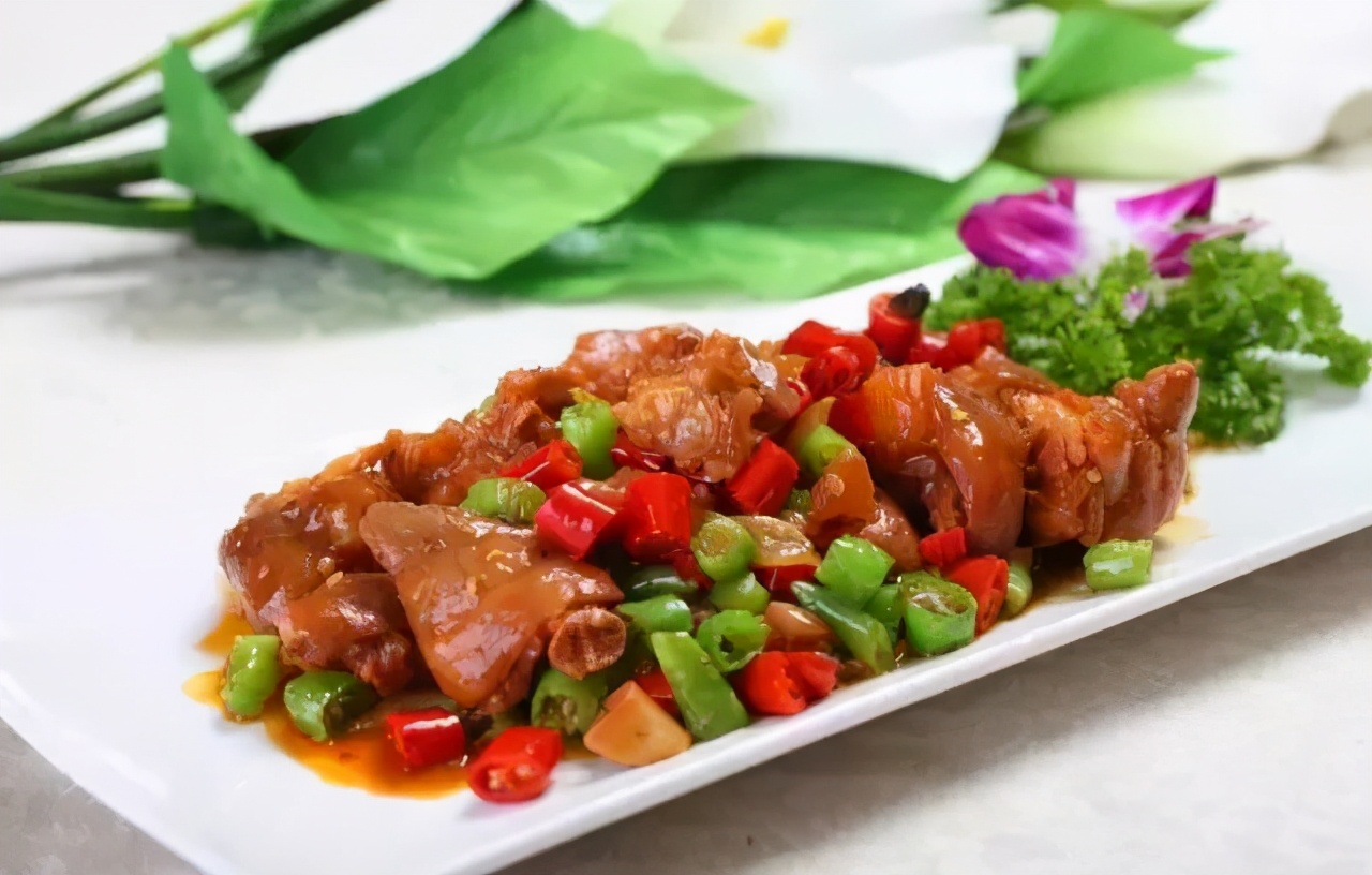 猪蹄洗净,姜蒜切片;2.