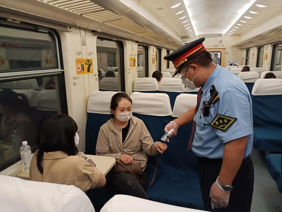 由哈尔滨西开往海口的z114次列车上,列车长李超对车厢旅客逐一进行