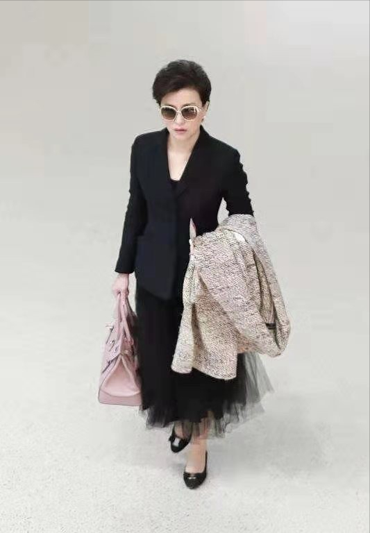 杨澜罕见走机场,光腿穿纱裙拎大衣好高冷,保镖霸气护驾怒怼镜头|杨澜