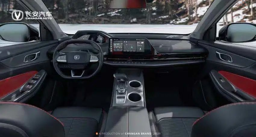 除了有新车亮相外，长安汽车首次对外公布了企业2030愿景，描绘了未来五到十年的宏伟蓝图：坚定不移向智能低碳出行科技公司转型，将效率和软件能力打造为核心竞争力，打造“新汽车+新生态”产业公司。