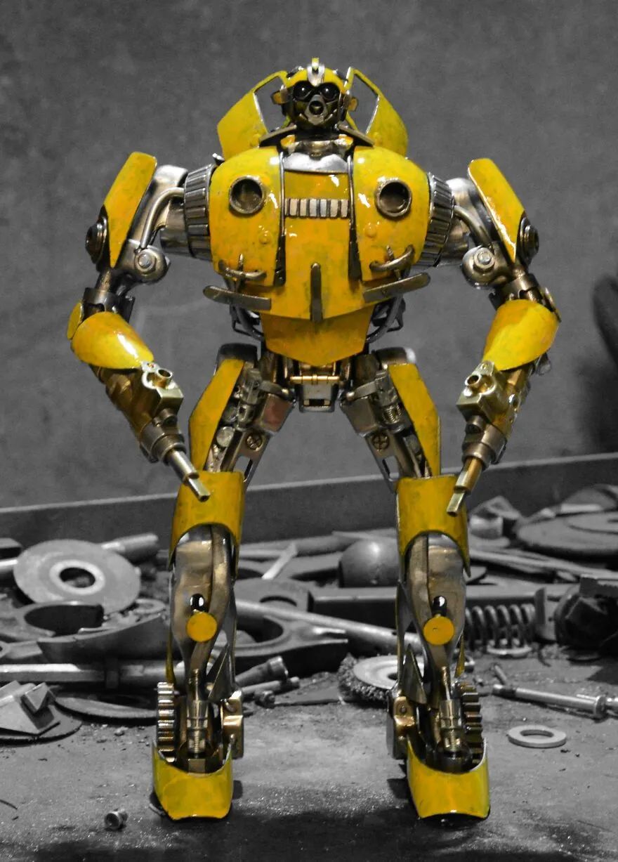 买不起模型他耗费700个小时用废铁打造的机器人酷炫极了