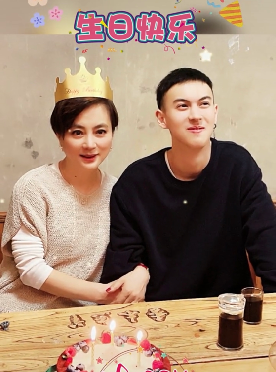 玉兔精李玲玉庆58岁生日皮肤细腻似少女混血儿子颜值超高