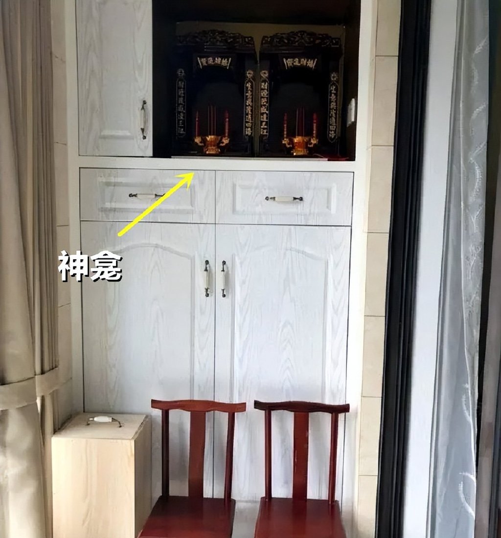 1,不要摆放杂物;2,不要摆放神龛;3,不要摆放厨灶;4,不要摆放太高大的