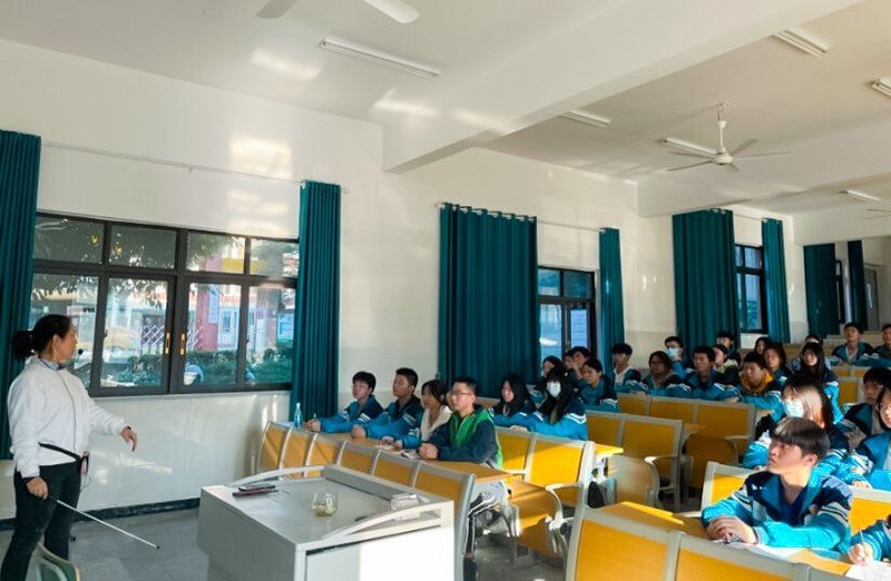 教师教育名言解读 书本武器班级分队课堂战场谁说的