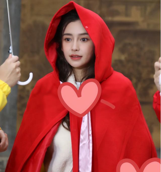 《奔跑吧9》阵容强大:宋祖儿变村姑!baby小红帽造型惊艳