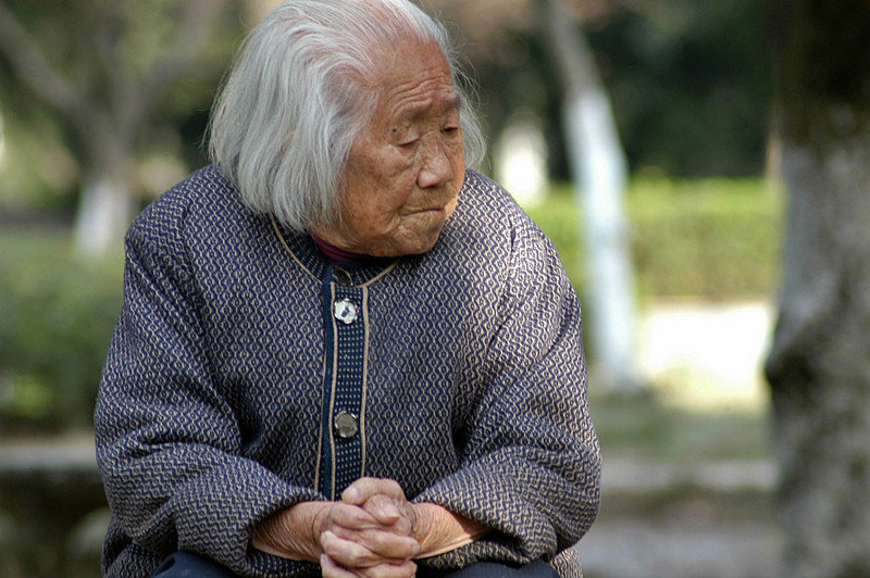 "一家三口都在啃老",60岁老人含泪控诉,新型啃老模式令人无奈