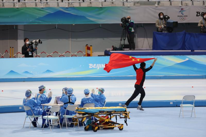 高亭宇比赛睡觉必带小花枕，但是“最近失眠了，只能睡八九个小时”休闲区蓝鸢梦想 - Www.slyday.coM