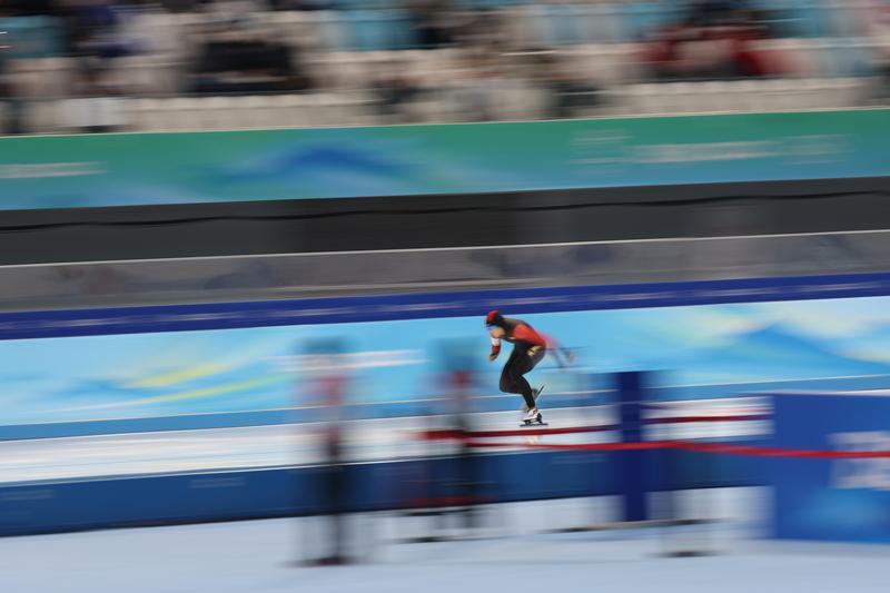 高亭宇比赛睡觉必带小花枕，但是“最近失眠了，只能睡八九个小时”休闲区蓝鸢梦想 - Www.slyday.coM