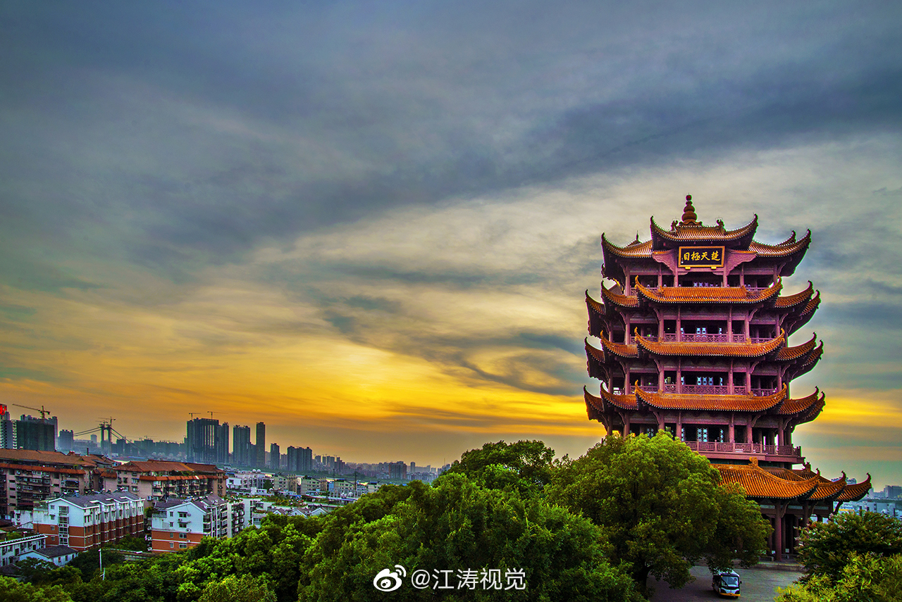 黄鹤楼位于武昌江畔,建于蛇山之上,紧邻长江大桥