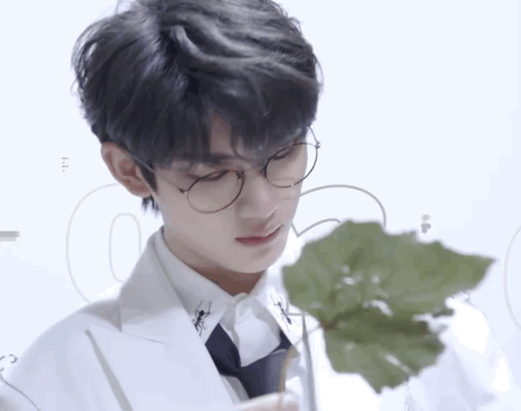 丁程鑫金丝眼镜合集带上眼镜小丁苏感加倍这边建议直接半永久