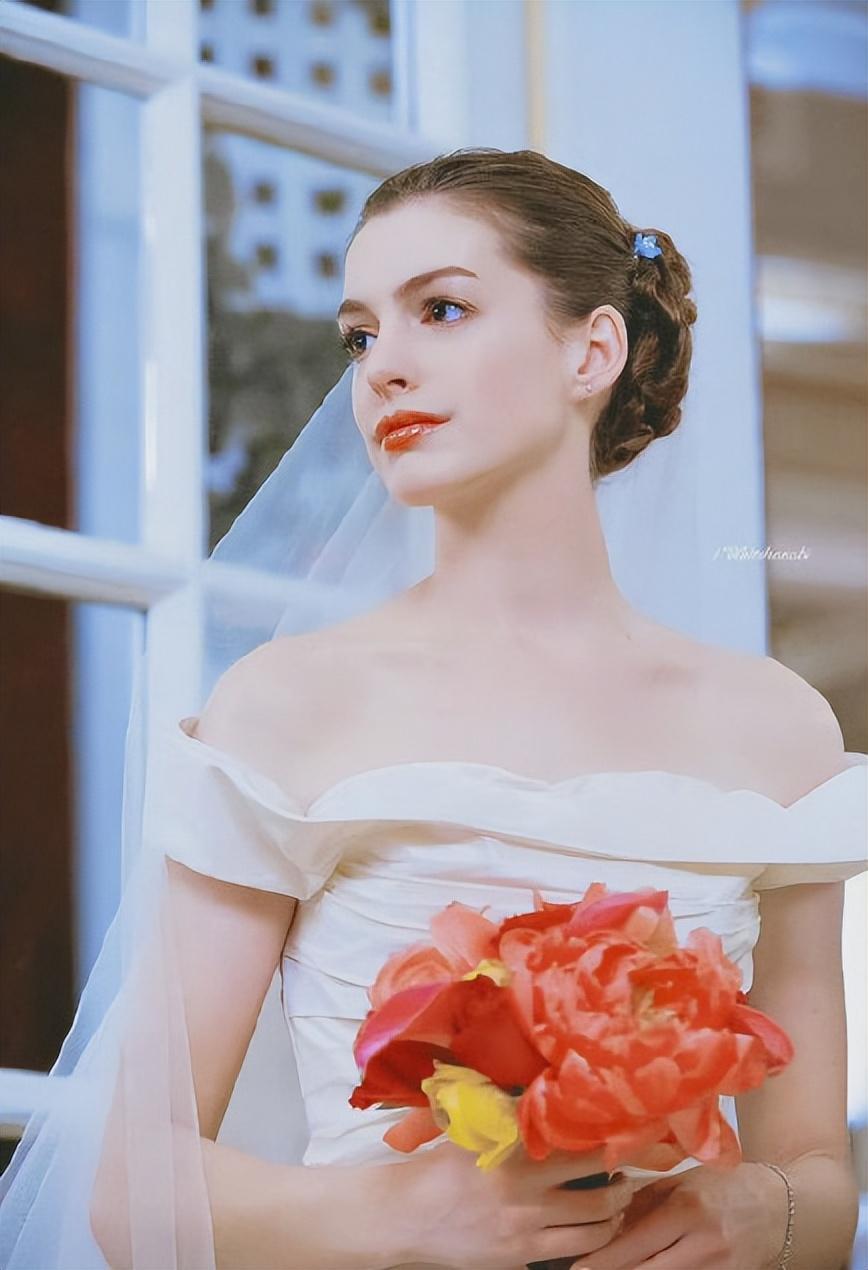 安妮海瑟薇「仙女级美貌进化史」大回顾,率性短发比男生还帅|穿普拉达