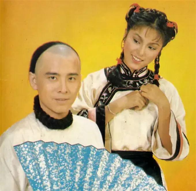 糟老头子,在剧中摇身一变,成了一身白衣的翩翩公子,配上姜大卫的帅脸