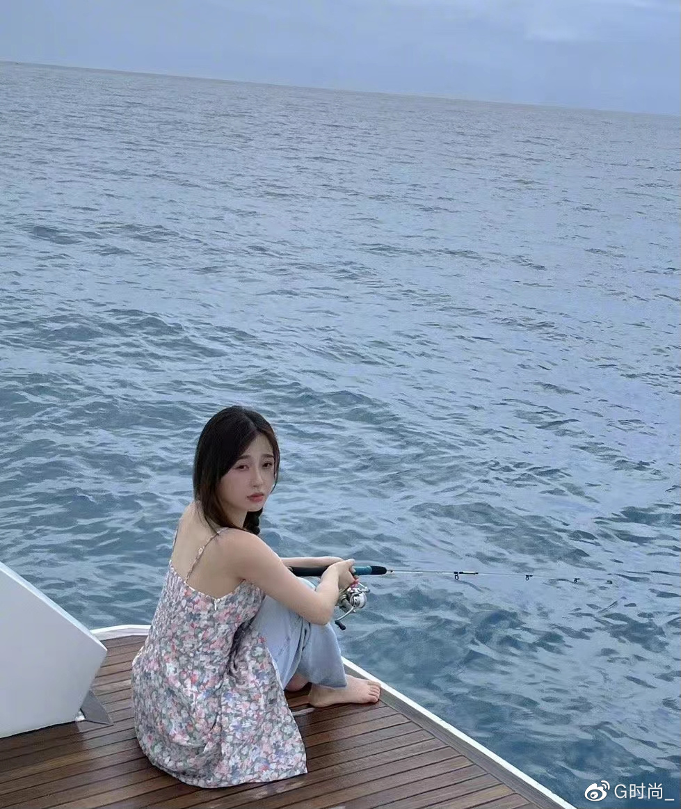 碎花裙穿搭法则,诸多明星爱豆,教你拿捏春日氛围感休闲区蓝鸢梦想 - Www.slyday.coM 碎花裙穿搭法则,诸多明星爱豆,教你拿捏春日氛围感休闲区蓝鸢梦想 - Www.slyday.coM