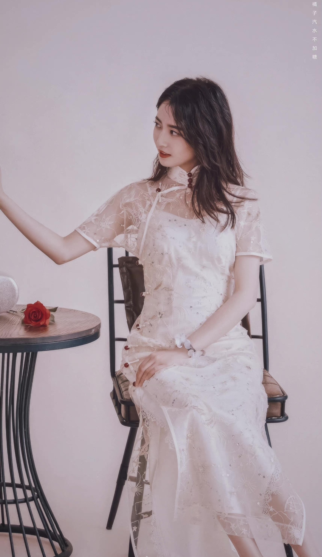 《昔有琉璃瓦》中,邵雪穿上了旗袍,确实好惊艳呀!__财经头条