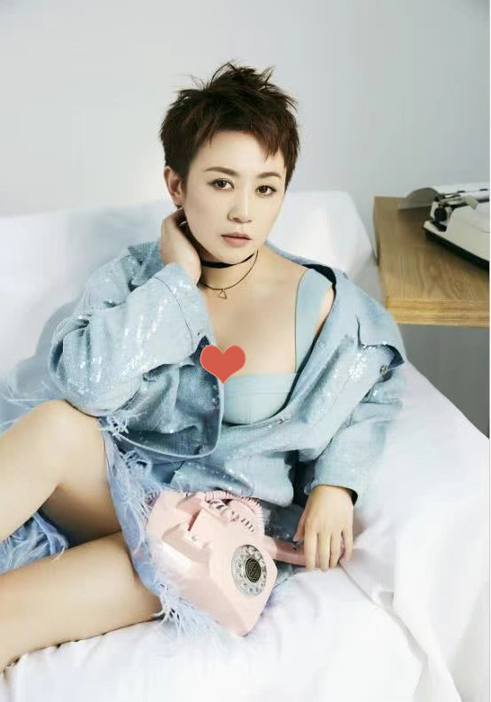 马丽罕见秀身材,吊带裙挡不住好身材,配牛仔外套真有个性