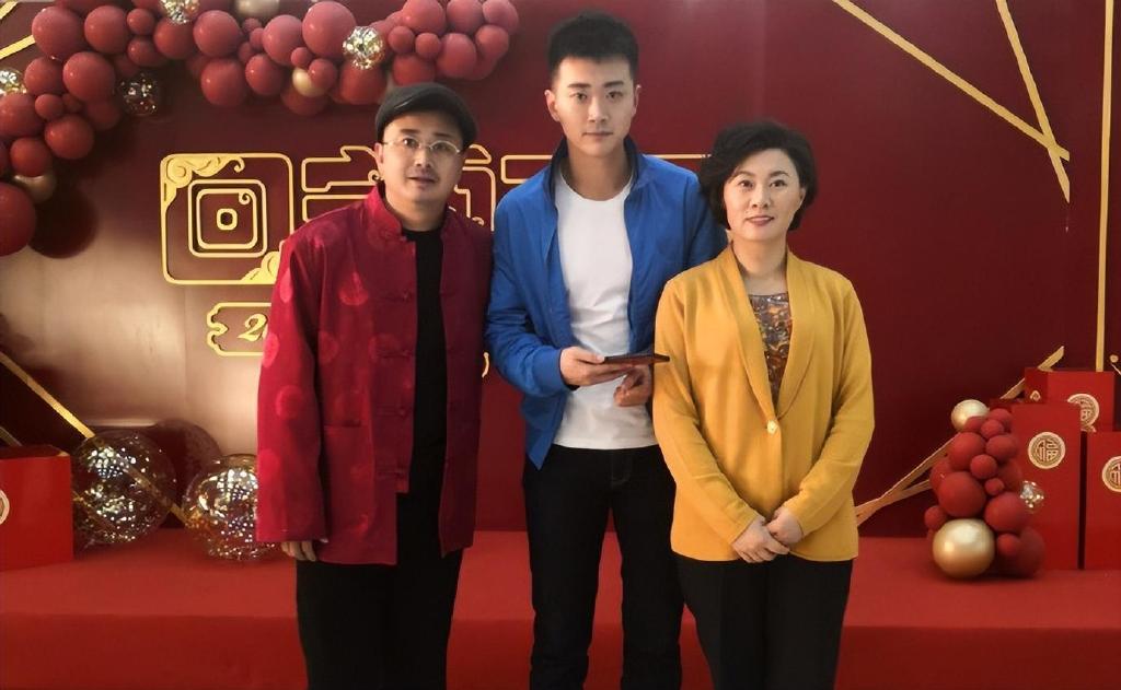 闫猛,演员闫光明和赵海燕的儿子,其父亲在《乡村爱情》中饰演刘一水