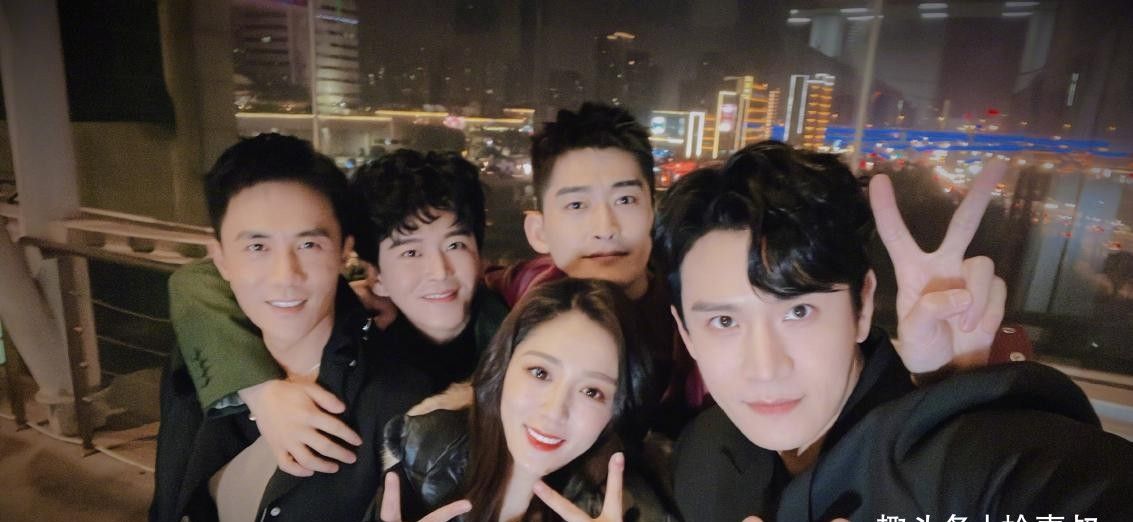 王晓晨晒张翰、杜淳聚会照,被四位男星环绕中间,配文又见先生们休闲区蓝鸢梦想 - Www.slyday.coM 王晓晨晒张翰、杜淳聚会照,被四位男星环绕中间,配文又见先生们休闲区蓝鸢梦想 - Www.slyday.coM