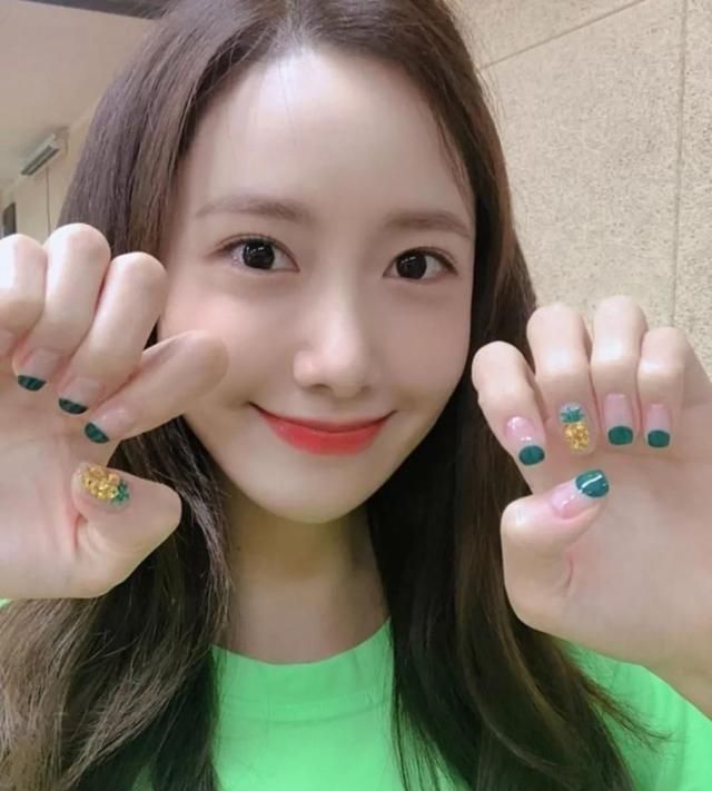 杨超越这款果冻美甲也很自然,所以不用担心农历新年回家,被长辈看到说