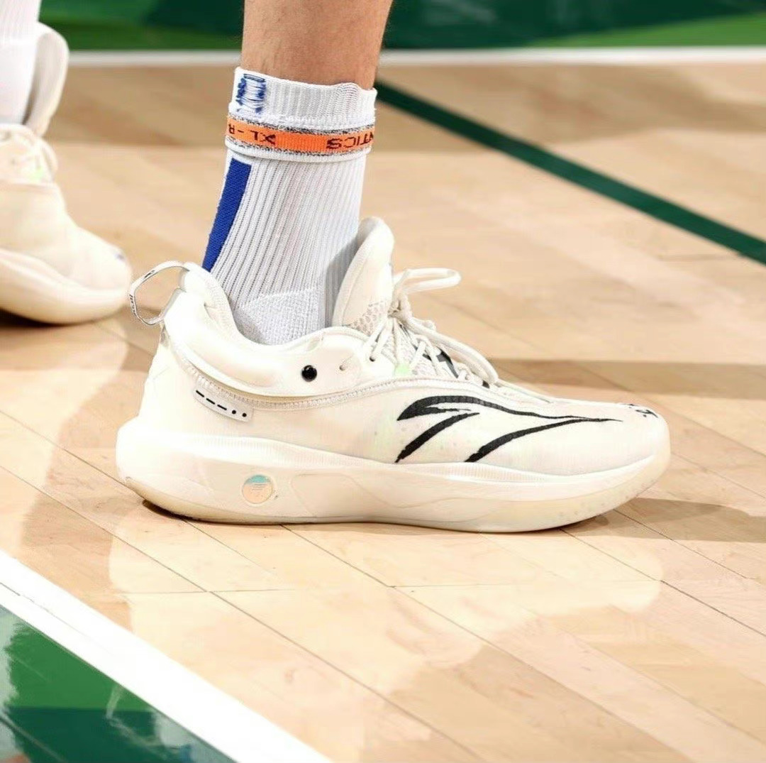 本赛季至今,克莱-汤普森上脚个人第八代签名鞋配色合集……__财经头条