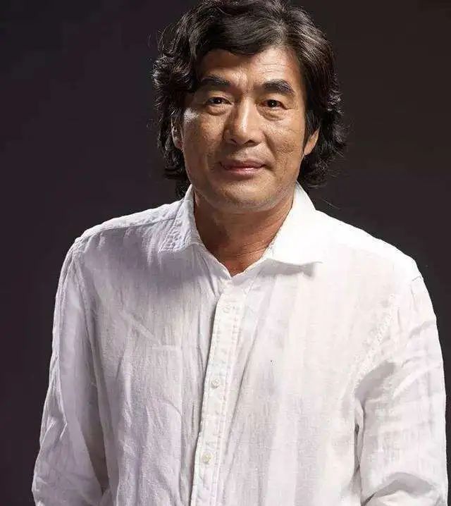 张立平1961年出生于内蒙古赤峰市,辽阔的草原培养了他对大自然无比