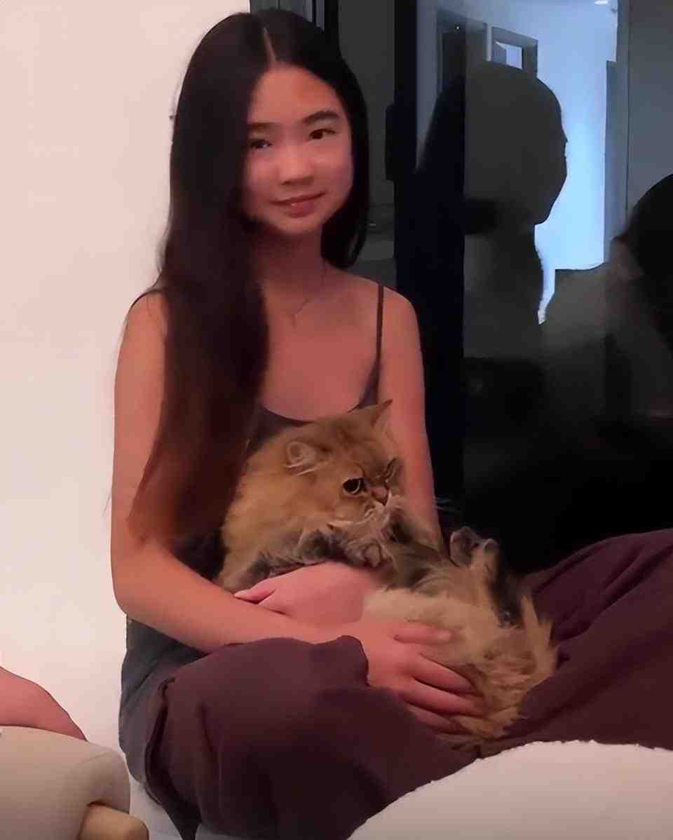 曹格老婆晒女儿庆生照,12岁Grace变化大,秀发披肩越来越漂亮休闲区蓝鸢梦想 - Www.slyday.coM 曹格老婆晒女儿庆生照,12岁Grace变化大,秀发披肩越来越漂亮休闲区蓝鸢梦想 - Www.slyday.coM