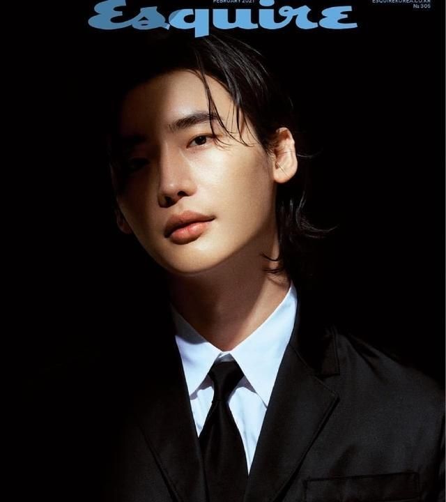 李钟硕ins晒中长发帅照眉开眼笑惹人爱网友直呼心都化了