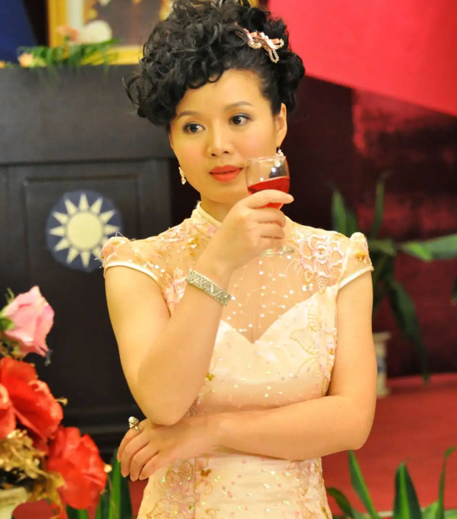 “火凤凰”程愫:捧红前夫却被离婚,重生逆袭成院长|火凤凰|程愫|傅程鹏_新浪新闻
