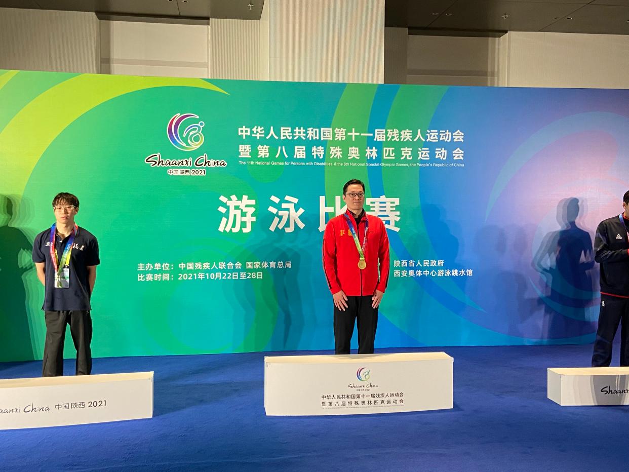 泳者无惧换条赛道劈波斩浪江苏运动员周聪仰泳项目摘金