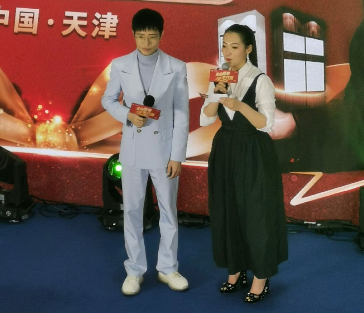 快男歌手李行亮与女儿同框唱歌,两颊凹陷瘦太多,频跑商演显落魄
