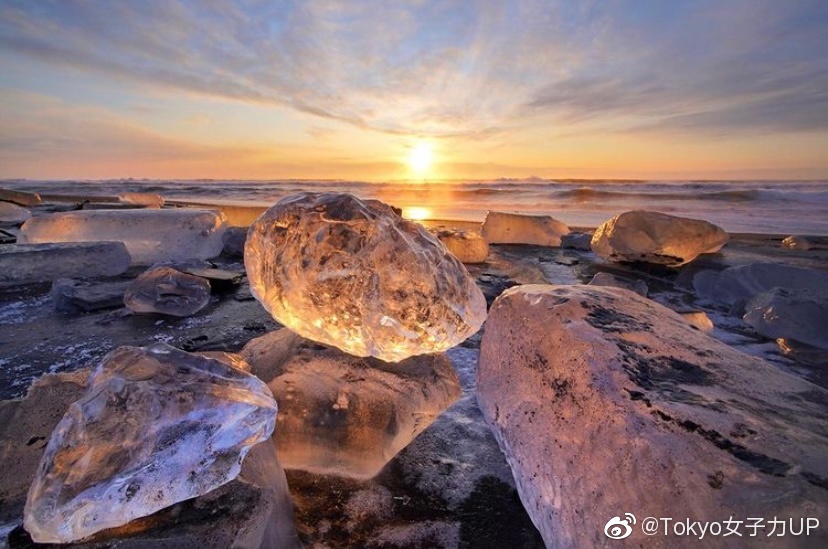 想去看像水晶一样的 不同颜色的 超级梦幻的冰块么 想去看像水晶一样的 不同颜色的 超级梦幻的冰块么