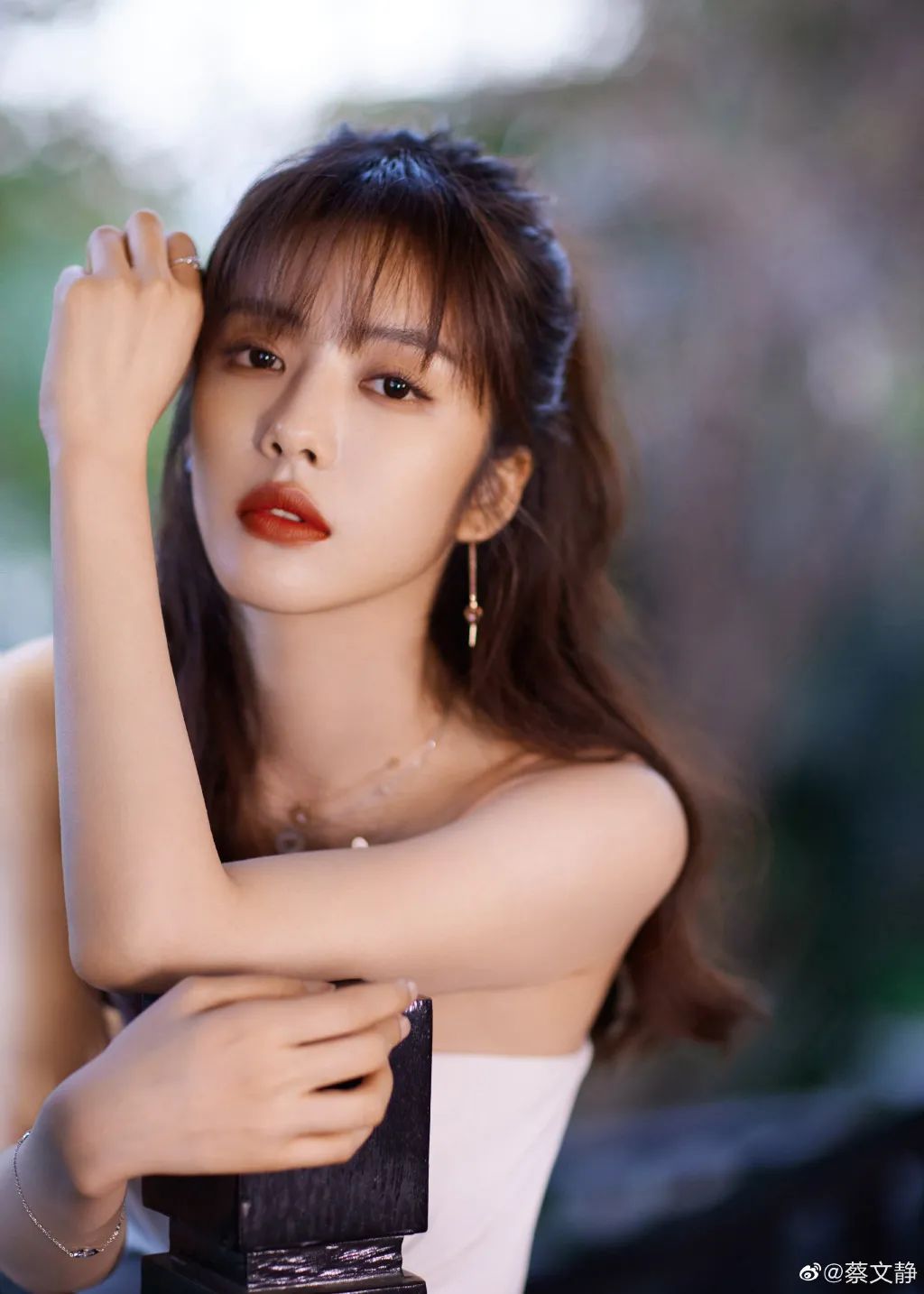 蔡文静凭《阳光之下》柯滢一角爆火,在《紧急公关》里饰演许雯雯再次