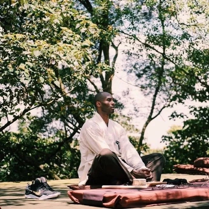 科比打坐静修的照片