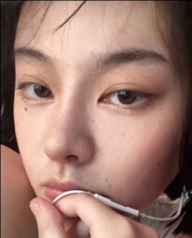 网红西红柿首次晒高清素颜照,p图痕迹依旧明显