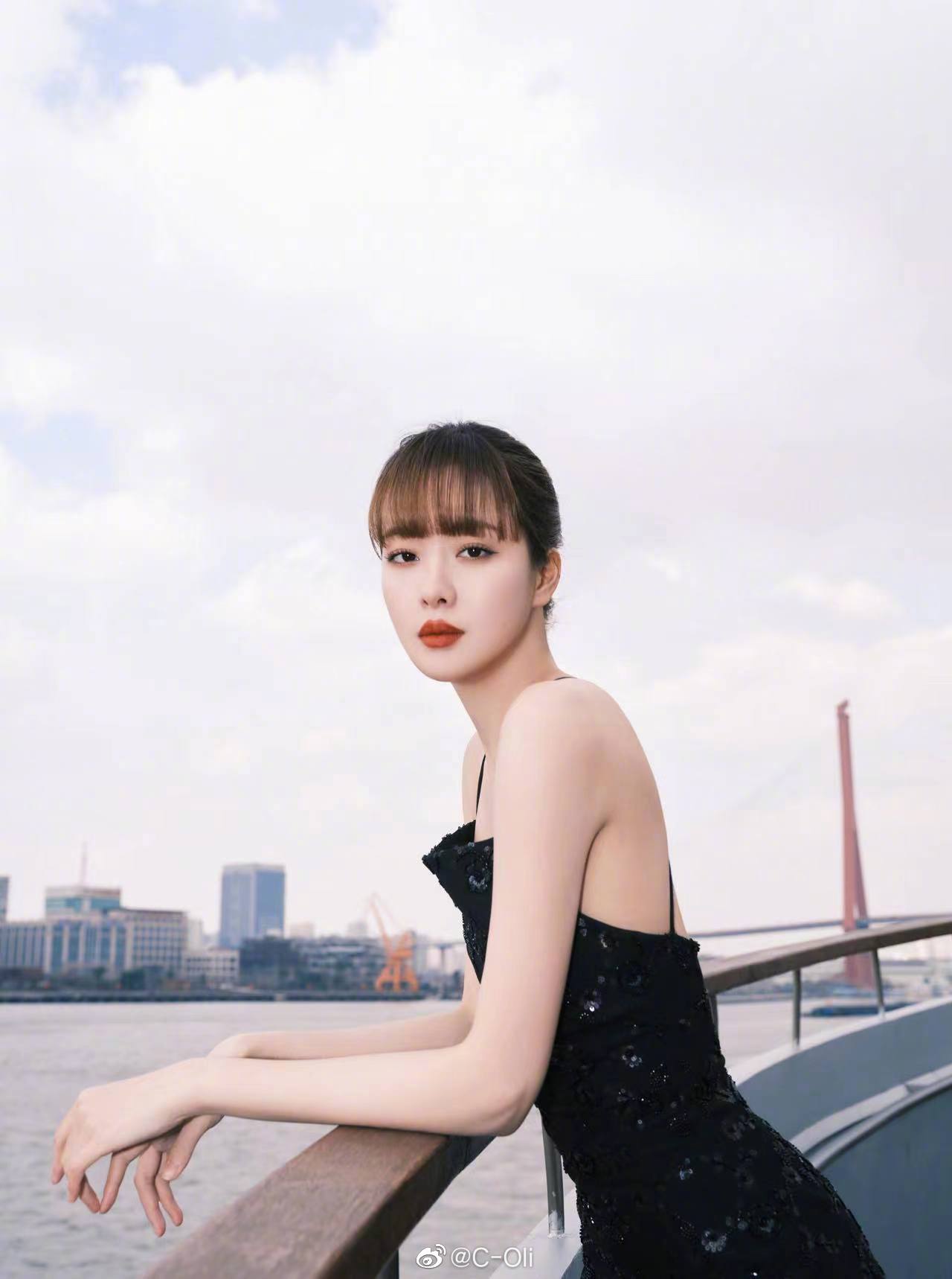演员赵尧珂现身今晚的calvin luo 2022秋冬系列the fi