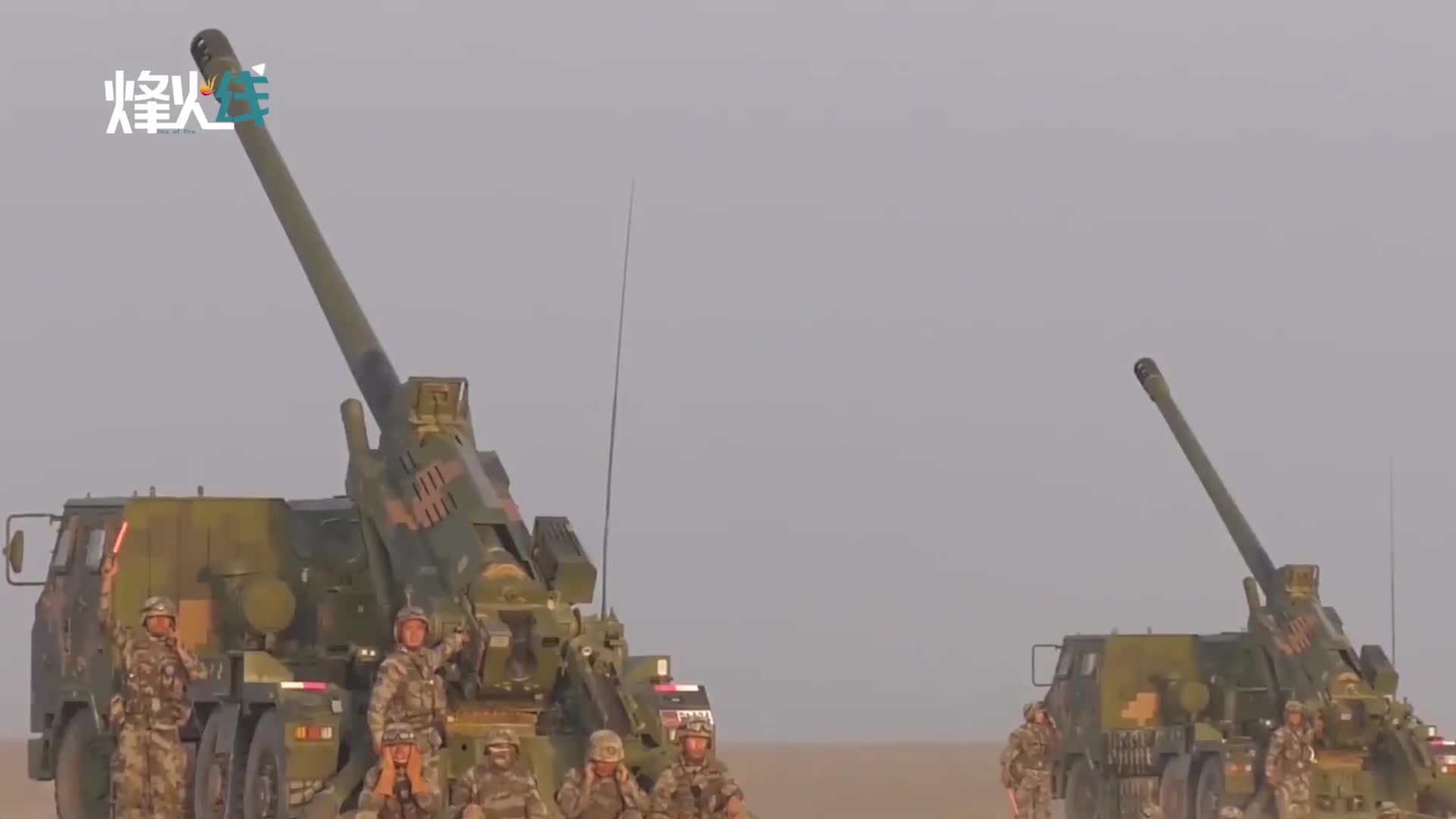 烎!看解放军炮兵火力覆盖:榴弹炮精准打击 火箭炮“万发齐射”_新浪新闻